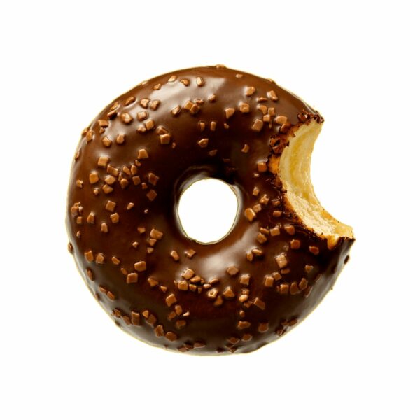 Donuts met cacaosuikerglazuur en melk chocoladedecoratie 48 stuks