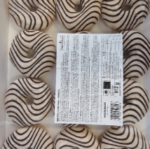 Gevulde Donut met vanille room en streep chocoglazuur  48 x 57 Gram per stuk - Afbeelding 2