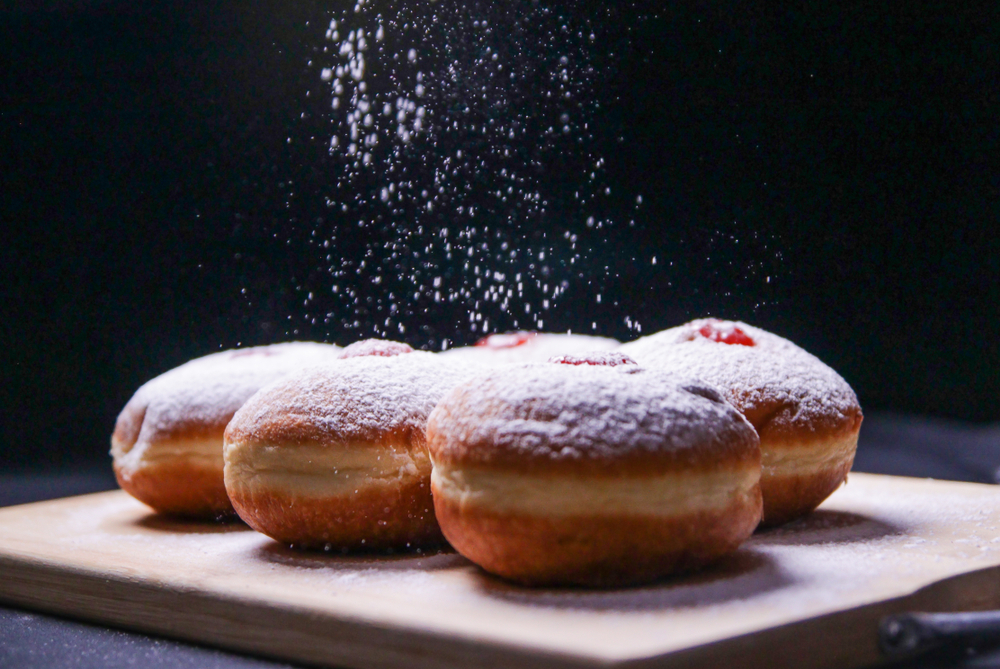 Hanukkah,Food,Doughnuts,With,Jelly,And,Sugar,Powder,On,Black 60 stuks Berliner Multi vrucht - Afbeelding 1