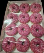 Mini Donuts met Aardbeienvulling, Roze Glazuur en Witte Sprinkels 120x23g - Afbeelding 2