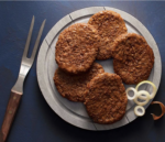 Hamburgers op bord met ui en bbq vork