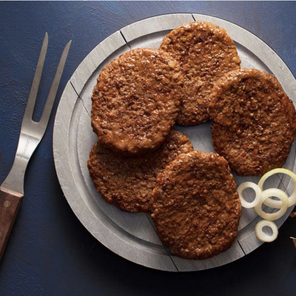 Hamburgers op bord met ui en bbq vork