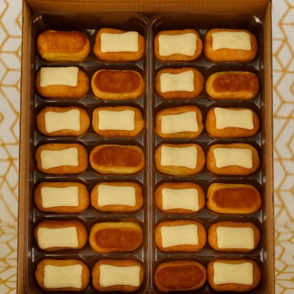 Mini Éclairs met Bavaroisecrème en Witte Chocolade Topping 3,2 kg